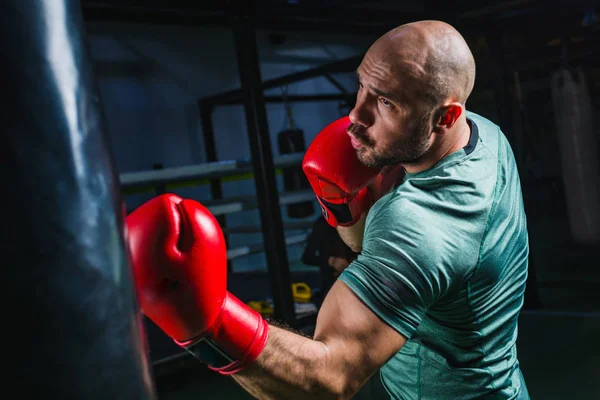 Man Boxing Training Punching Bag — Stock Photo, Image