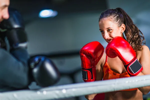 Kvinna Boxning Med Hennes Manliga Instruktör — Stockfoto