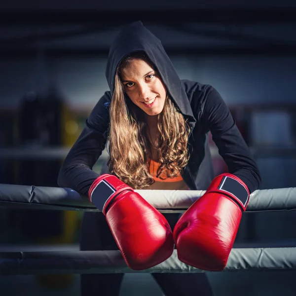 Mujer Entrenamiento Boxeo Ring — Foto de Stock
