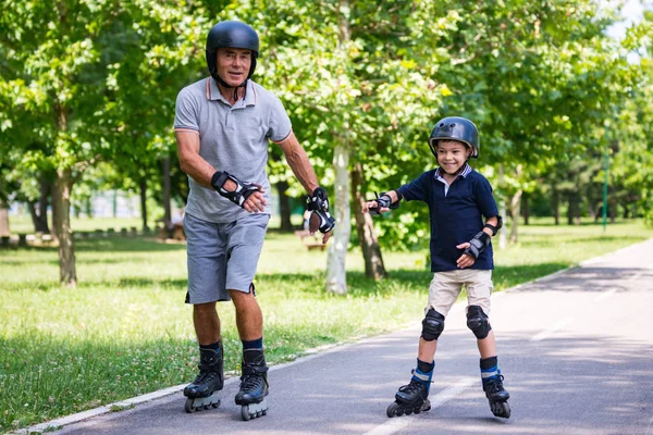 Opa Kleinzoon Rolschaatsen Het Park — Stockfoto