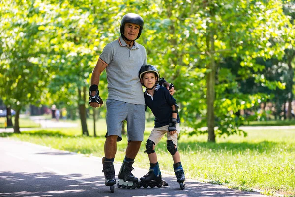 Abuelo Nieto Patinando Parque — Foto de Stock