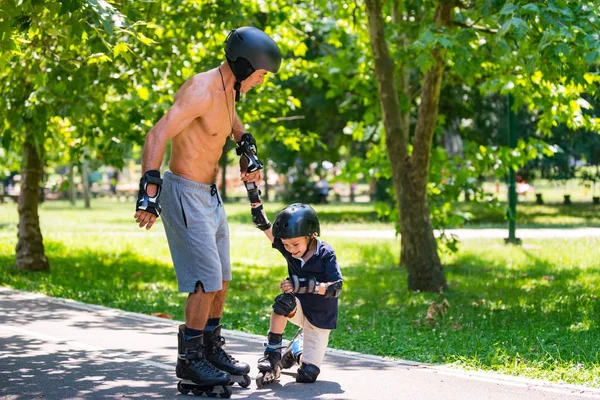 Nonno Aiutare Nipote Con Pattino Rotelle — Foto Stock