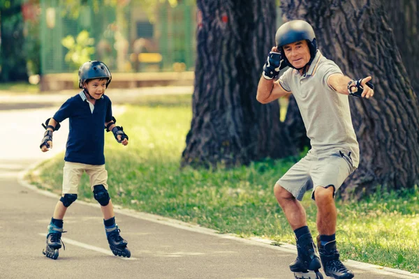 Grootvader Onderwijs Kleinzoon Rolschaatsen Het Park — Stockfoto