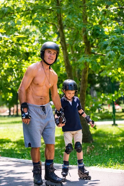 Grootvader Onderwijs Kleinzoon Rolschaatsen Het Park — Stockfoto