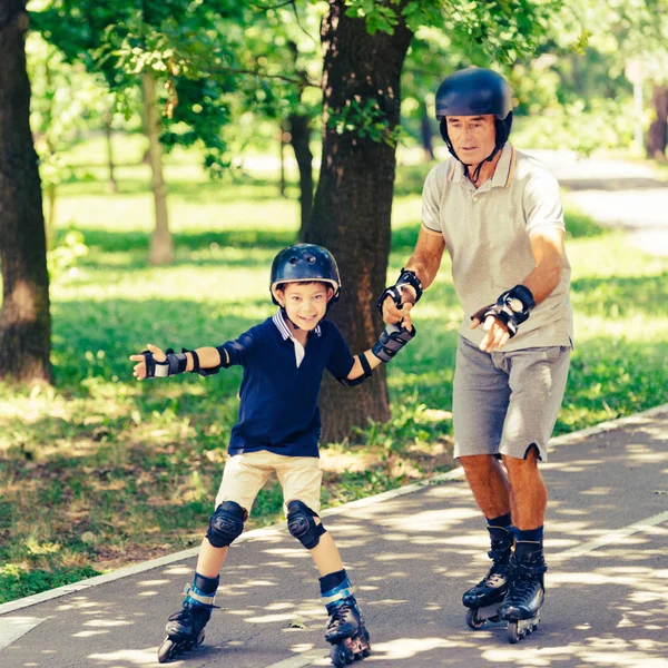 Nonno Nipote Divertono Pattinare Nel Parco — Foto Stock