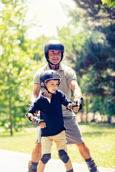 Nieto Aprendiendo Patinar Con Abuelo —  Fotos de Stock