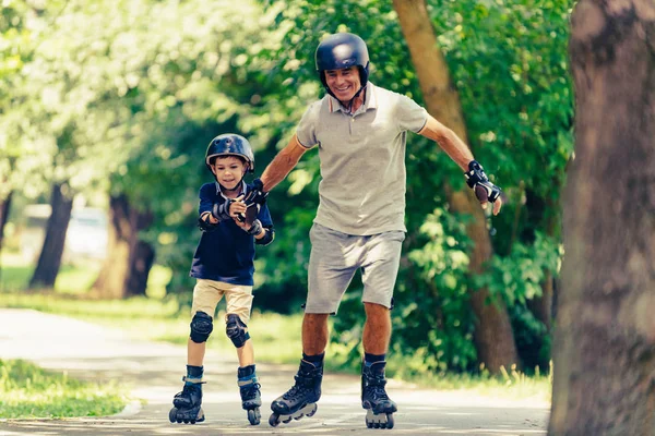 Pattinaggio Rotelle Divertente Con Nonno — Foto Stock