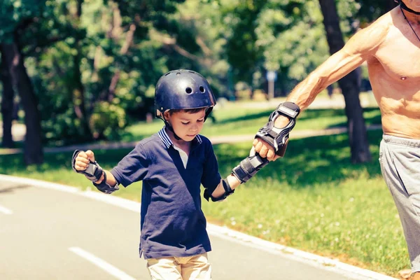 Petit Garçon Patinage Roulettes Dans Parc — Photo