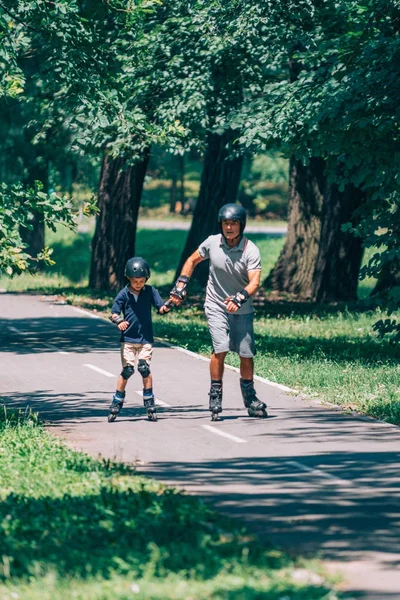 Avô Neto Desfrutando Patinação Parque — Fotografia de Stock