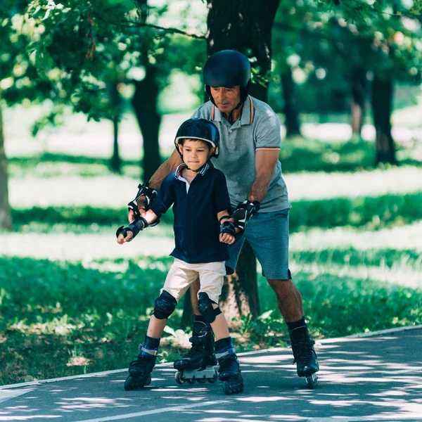 Grand Père Apprendre Petit Fils Patiner — Photo