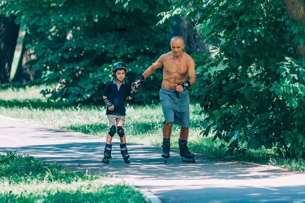 Opa Kleinzoon Genieten Van Rolschaatsen Het Park — Stockfoto