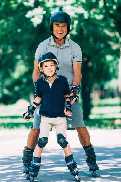 Portret Van Opa Kleinzoon Rolschaatsen Het Park — Stockfoto