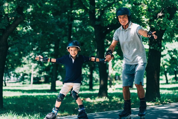 Opa Kleinzoon Genieten Van Rolschaatsen Het Park — Stockfoto