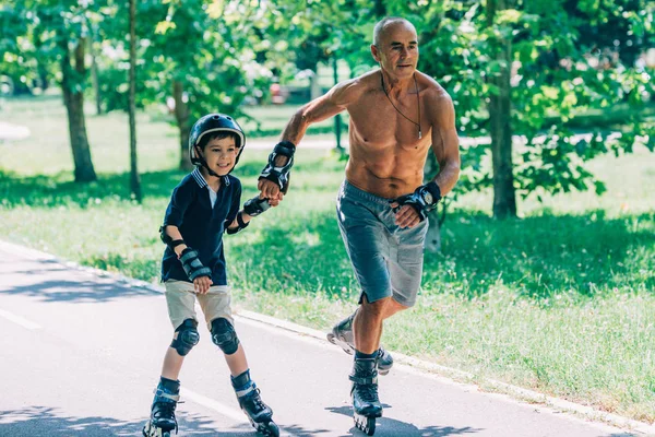 Nonno Nipote Pattinaggio Rotelle Insieme — Foto Stock