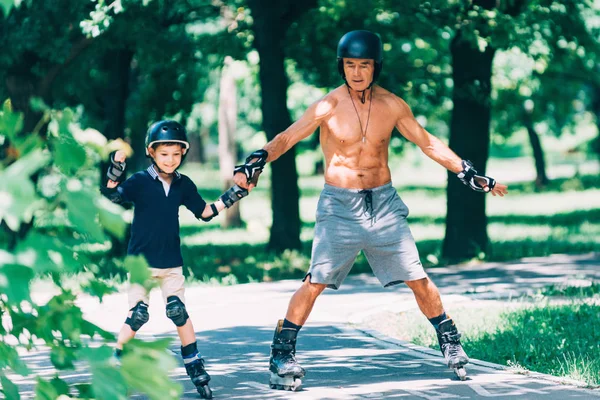 Patinage Roulettes Famille Petit Fils Grand Père — Photo