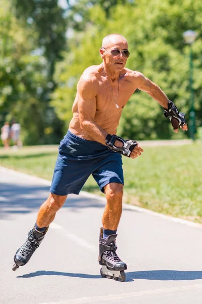 Senior Man Roller Skating Park — Stock Photo, Image