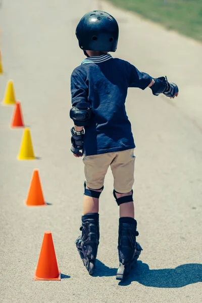 Sınıf parkta paten pratik çocuk 