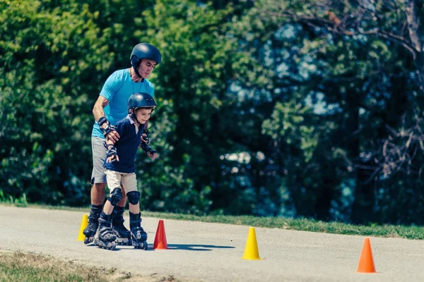 Senior Leraar Van Rolschaatsen Met Kleine Jongen Beoefenen Klasse Het — Stockfoto