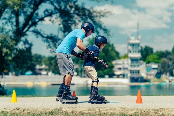 Kelas Roller Skating Dengan Guru Senior Dan Anak Kecil — Stok Foto