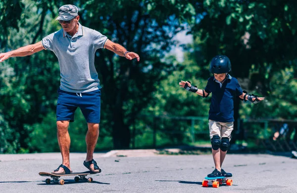 Großvater Und Enkel Skateboarden Gemeinsam — Stockfoto