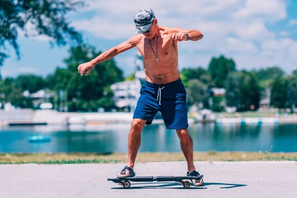 Senior Mannelijke Skateboarden Buitenshuis — Stockfoto