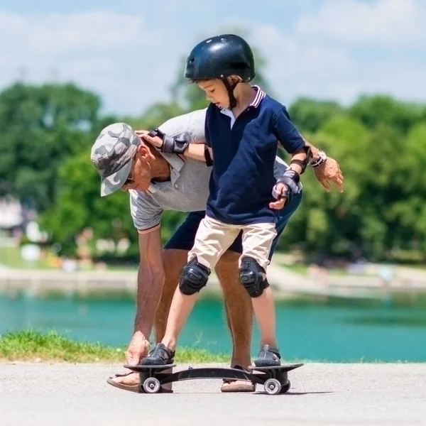 Μικρό Αγόρι Μαθαίνεις Πώς Οδηγούν Ένα Snakeboard — Φωτογραφία Αρχείου