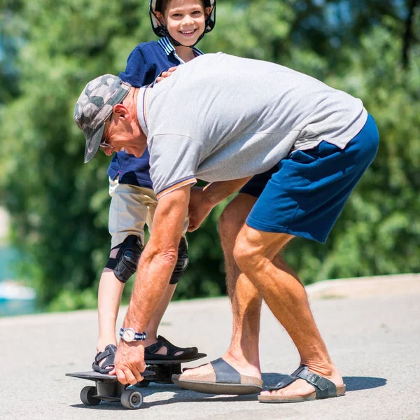 Junge Lernt Schlangenbrettfahren Mit Ein Wenig Hilfe Vom Opa — Stockfoto