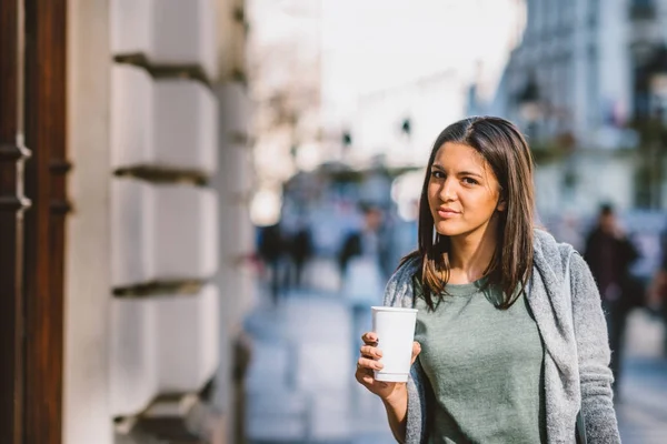 Chica Con Café Para Llevar Ciudad Busca Tiendas Tiendas — Foto de Stock