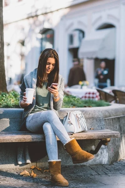 Adolescente Con Café Para Llevar Ciudad Sentado Usando Teléfono Móvil — Foto de Stock