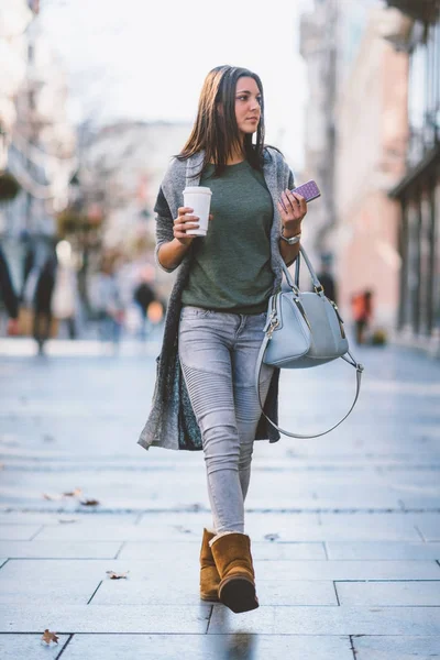 Chica Con Café Para Llevar Ciudad Busca Tiendas Tiendas — Foto de Stock