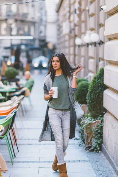 Mujer Con Café Para Llevar Ciudad — Foto de Stock