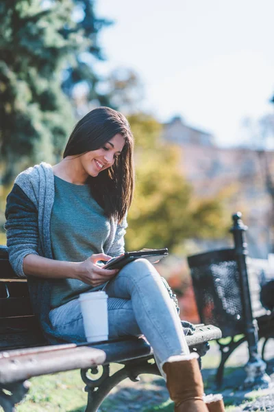 Adolescente Bebiendo Café Usando Tableta Digital Parque — Foto de Stock