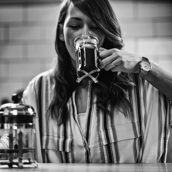 Druk Voorbereiding Koffie Van Vrouw Het Frans — Stockfoto