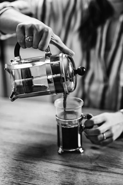 Příprava Kávy Žena Francouzštině — Stock fotografie