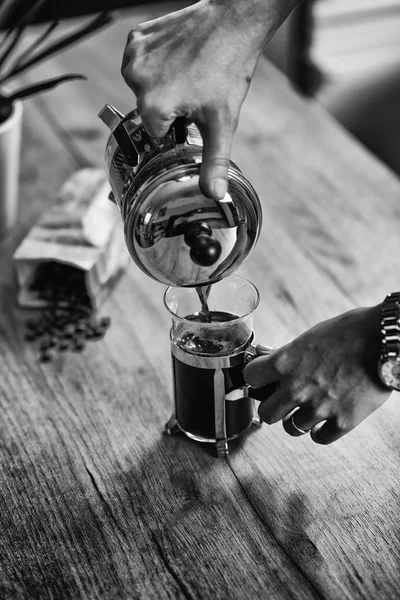 Mujer Preparando Café Prensa Francesa — Foto de Stock