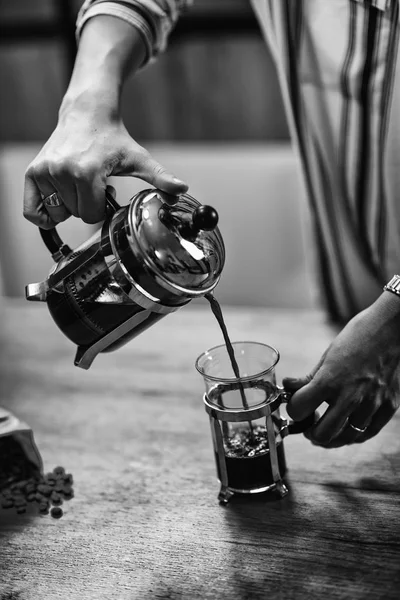 Mujer Preparando Café Prensa Francesa —  Fotos de Stock