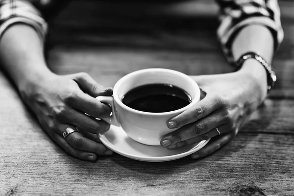 Primer Plano Mujer Sosteniendo Taza Con Café Caliente —  Fotos de Stock