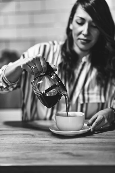 Vrouw Gieten Koffie Uit Waterkoker — Stockfoto