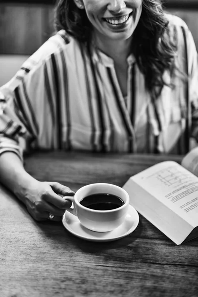 Mujer Bebiendo Café Leyendo Libro — Foto de Stock