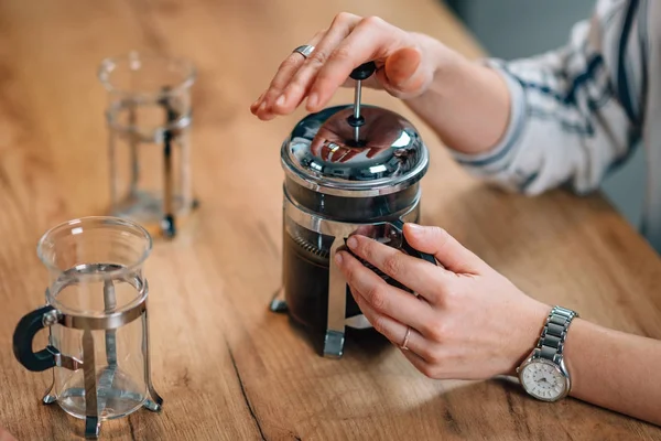 Mujer Preparando Café Prensa Francesa — Foto de Stock