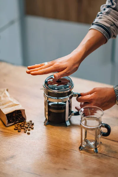 Mujer Preparando Café Prensa Francesa — Foto de Stock