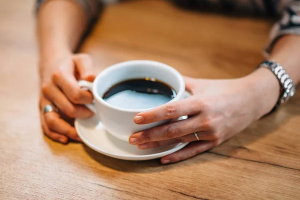 Gros Plan Femme Tenant Tasse Avec Café Chaud — Photo