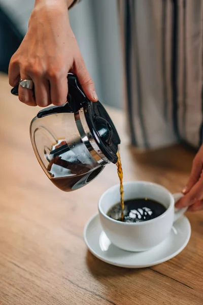 Vrouw Gieten Koffie Uit Waterkoker — Stockfoto