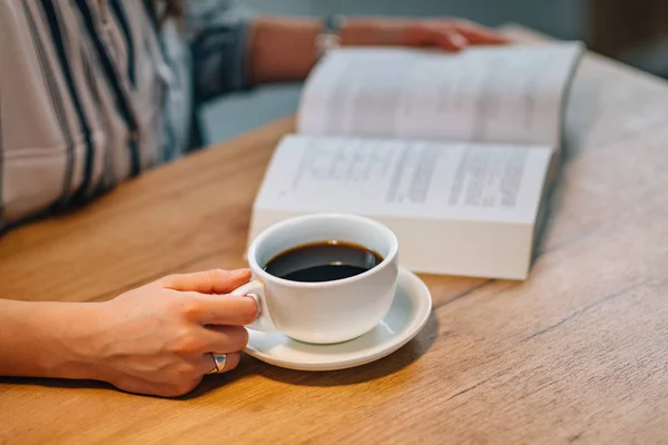 Vrouw Drinken Koffie Lezen Boek — Stockfoto