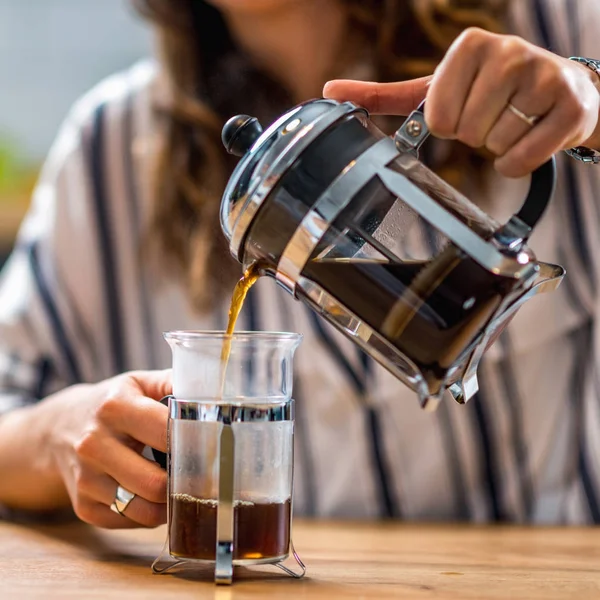 Mujer Preparando Café Prensa Francesa — Foto de Stock