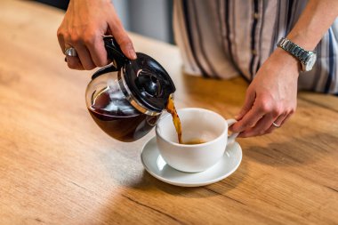 Kadın yağan kahve İbriği