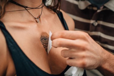 Geçici dövme. Göğüs modellemek için geçici dövme etiket uygulayarak profesyonel makyöz 's