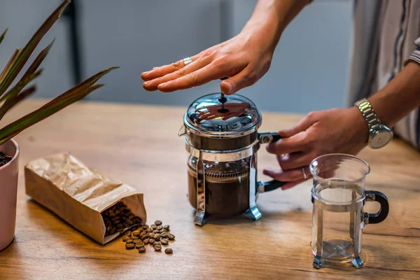 Druk Voorbereiding Koffie Van Vrouw Het Frans — Stockfoto