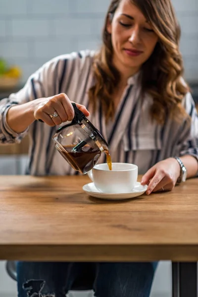 Vrouw Gieten Koffie Uit Waterkoker — Stockfoto