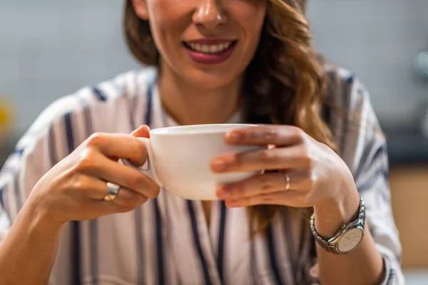 ホット コーヒーのカップを保持している女性のクローズ アップ — ストック写真